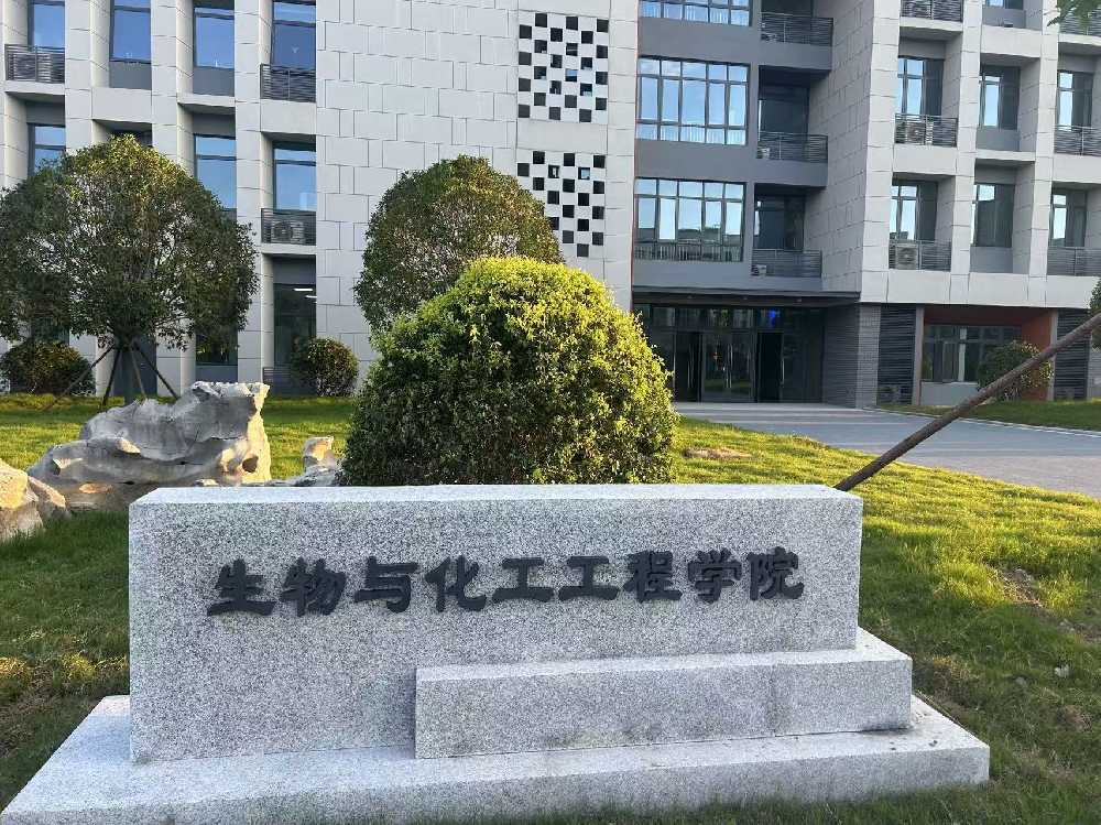 厦门市扬州职业大学体育场高杆灯项目